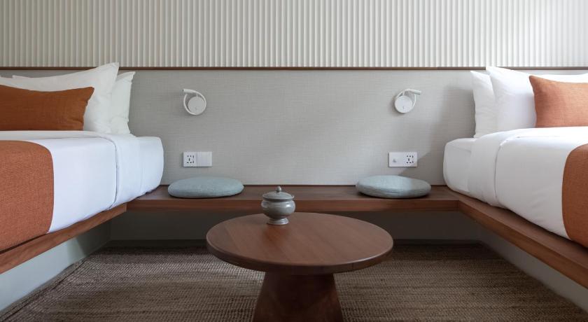 Image of Deluxe Room Pool View 8