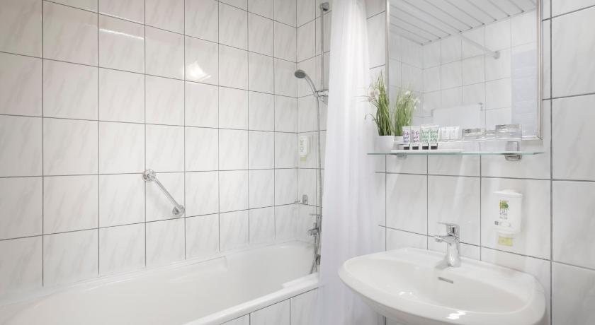 Divvietīgs ekonomiskās klases numurs (1&nbsp;gulta) (Economy Double Room) attēls 2
