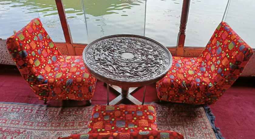 Island Hotel - image 2