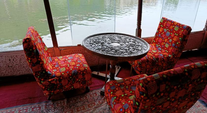 Island Hotel - image 4