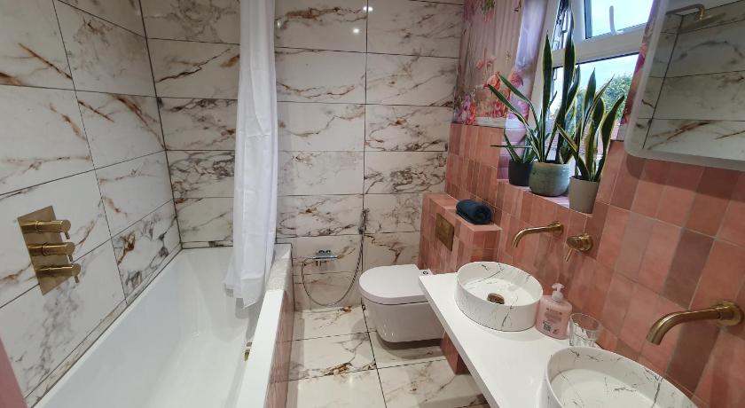 Beautiful family home, West London, Parking, Elizabeth line, Ealing, Wembley photo