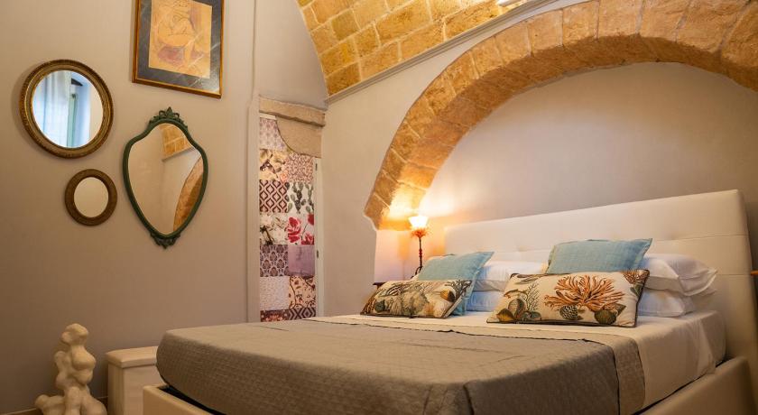 LITHOS guest room