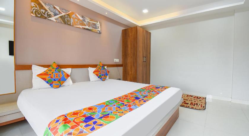 Super OYO Townhouse OAK Hotel Rajmudra photo