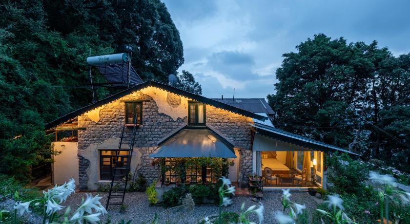 Mystic Abode, An old colonial house with a garden by Roamhome — Hotel in Nainital