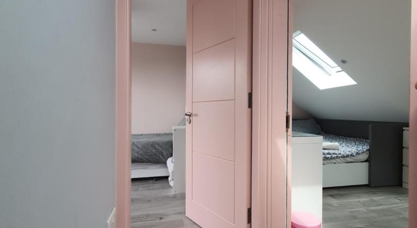 Beautiful family home, West London, Parking, Elizabeth line, Ealing, Wembley photo