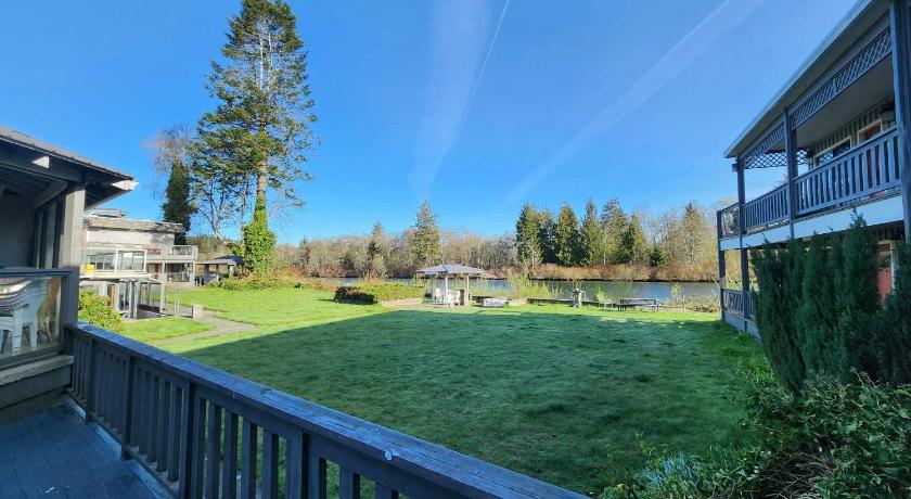 Campbell River Lodge by Riverside photo