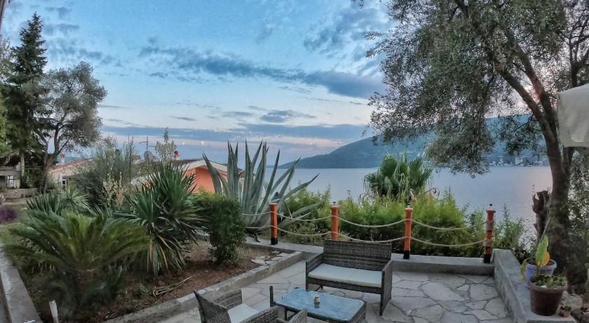 Beachfront Suncani Skalini — Hotel in Herceg Novi