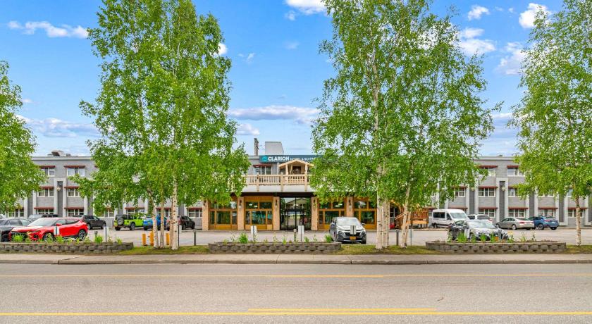 Clarion Hotel &amp; Suites Fairbanks near Ft. Wainwright — Hotel in Fairbanks (AK)