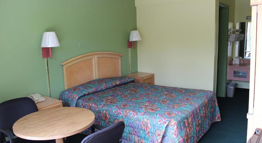 Travelers Inn Gainesville photo