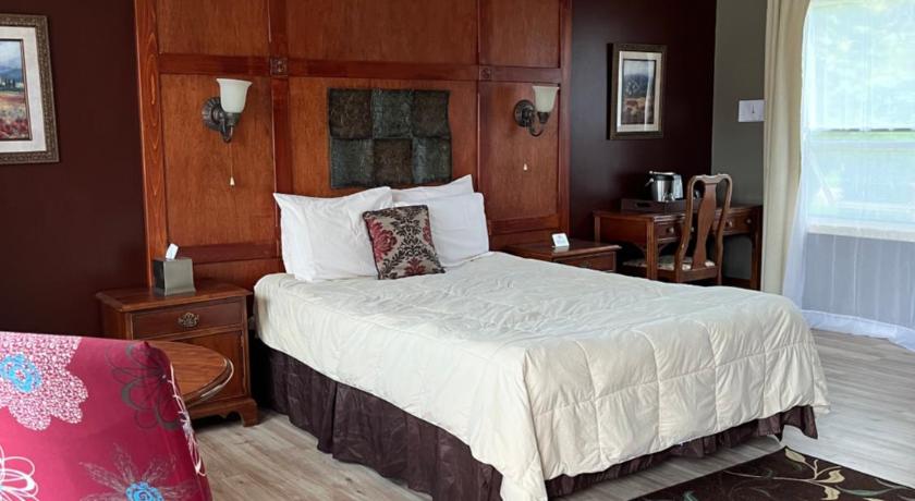 Vinehurst Inn & Suites photo