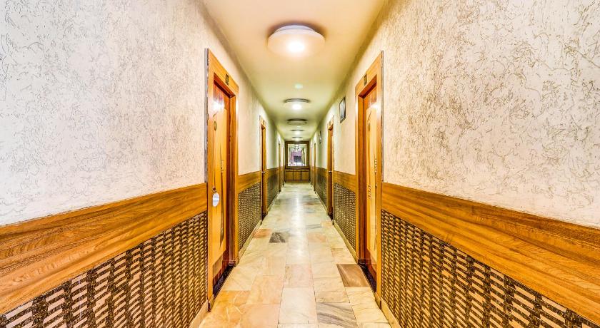 OYO Flagship 12177 Hotel Crystal Inn photo