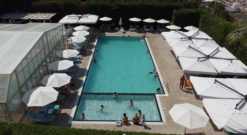 Premium Beach Hotel photo