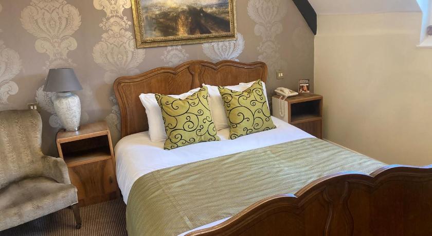 Saracens Head Hotel by Greene King Inns photo