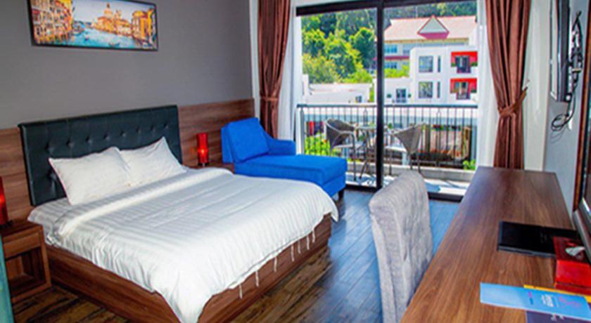Image of Deluxe King Room with Balcony 3