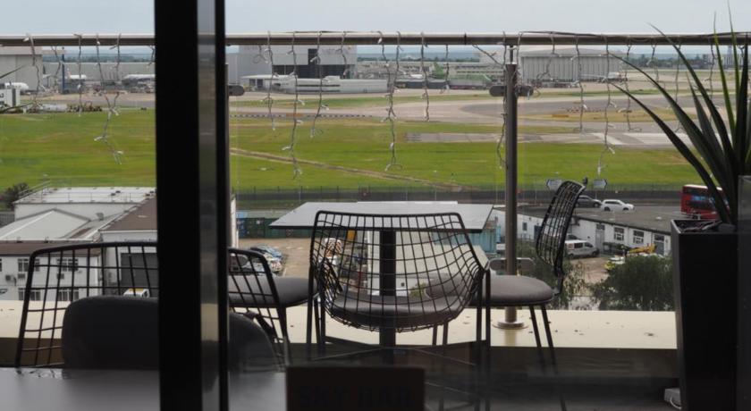 Courtyard London Heathrow Airport photo