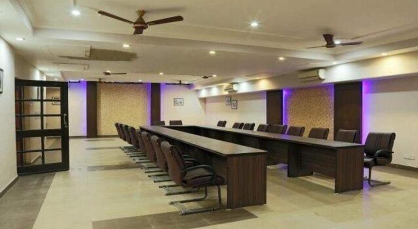 FabHotel Altus - DLF CyberHub Gurugram - image 12