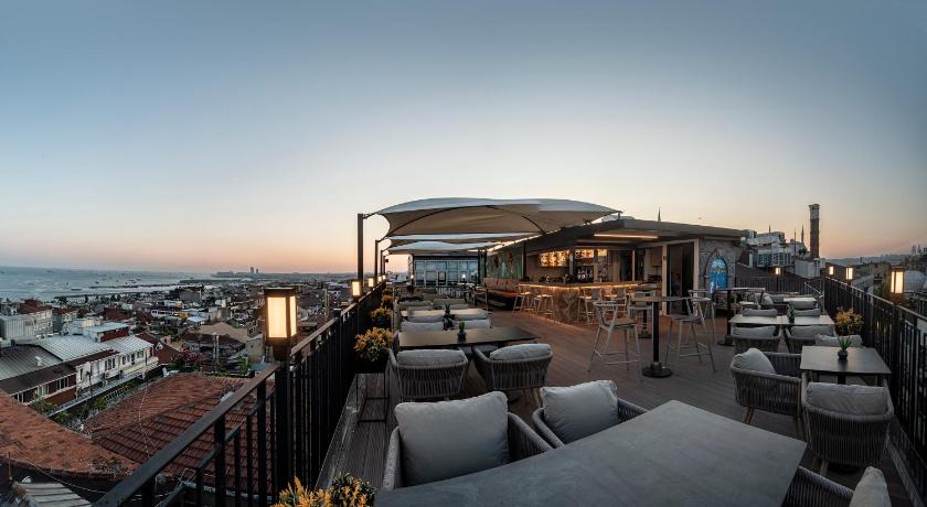 Aprilis Hotel - image 2