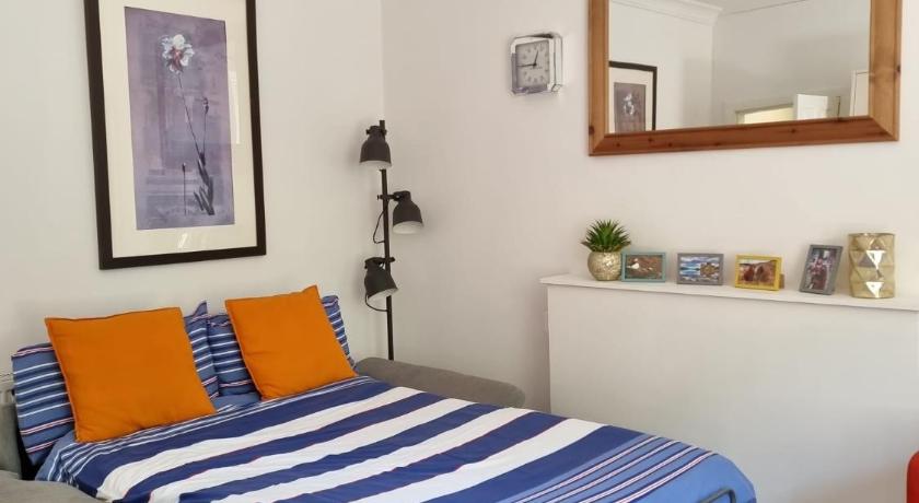 CHARMING VICTORIAN APARTMENT, central location photo