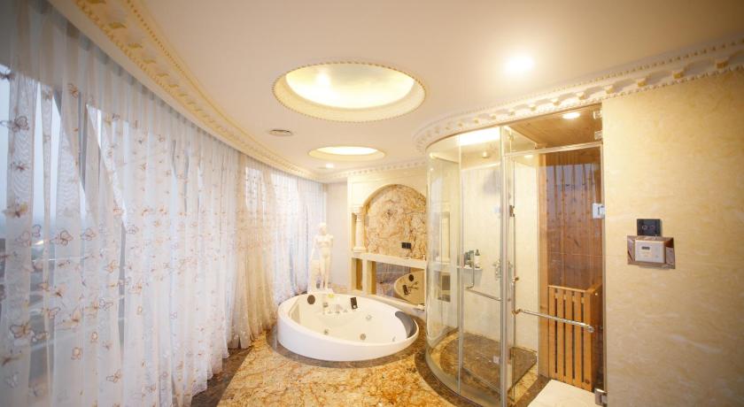 Image of King Suite with Spa Bath 2
