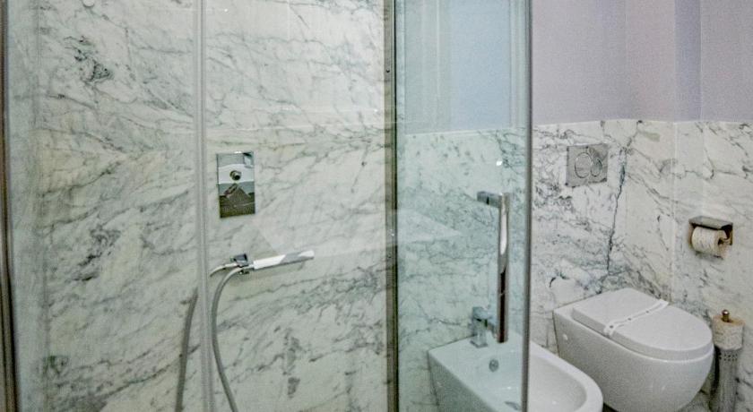 Carrara Elegante camera con finiture di lusso appena ristrutturata Hotel room