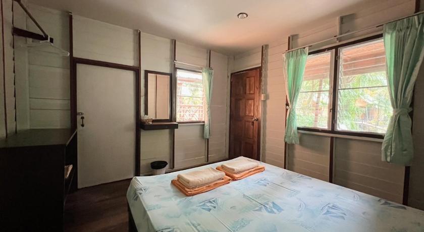 Image of Bungalow with Fan 0