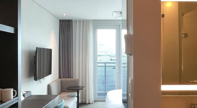 Image of Superior Ocean View Queen Room with Terrace 3