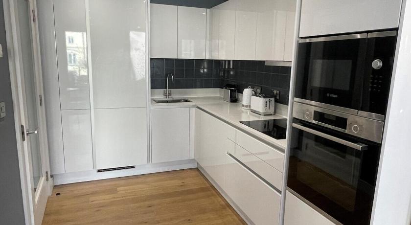 Harbourside Hideaway - Superb Flat with Terrace - image 4