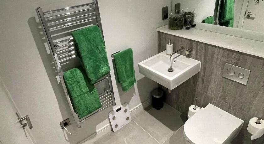 Harbourside Hideaway - Superb Flat with Terrace - image 13