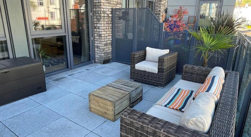 Harbourside Hideaway - Superb Flat with Terrace - image 7
