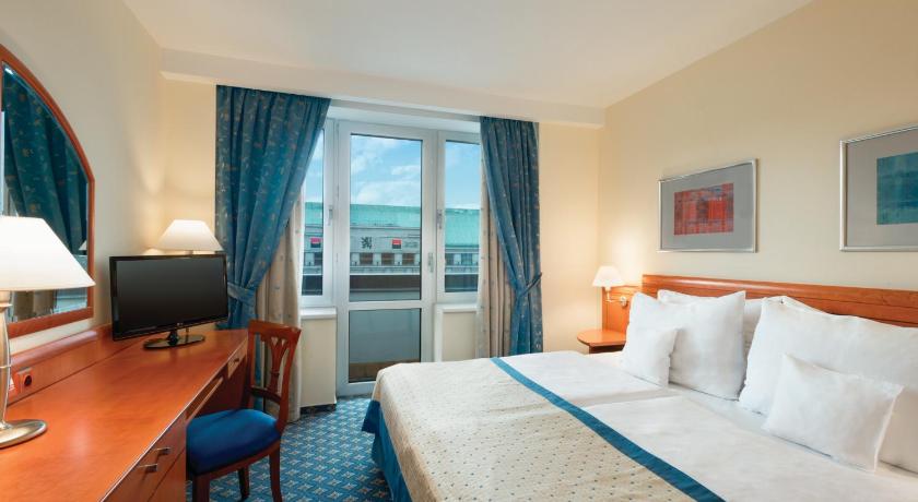 Szoba kétszemélyes ággyal vagy 2 külön ággyal - a Vencel térre nyíló kilátással (Double/Twin room with Wenceslas square view) fotója 0