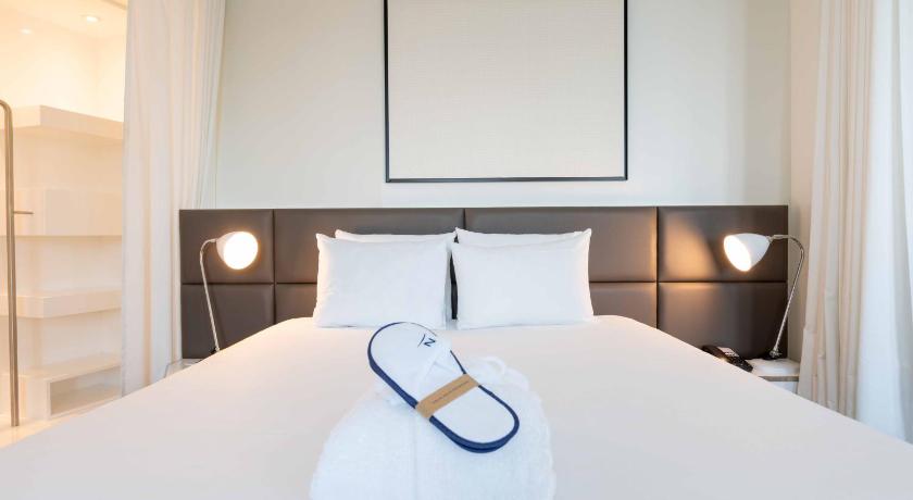 Image of Executive Suite - queen-size bed and 1 couch 11