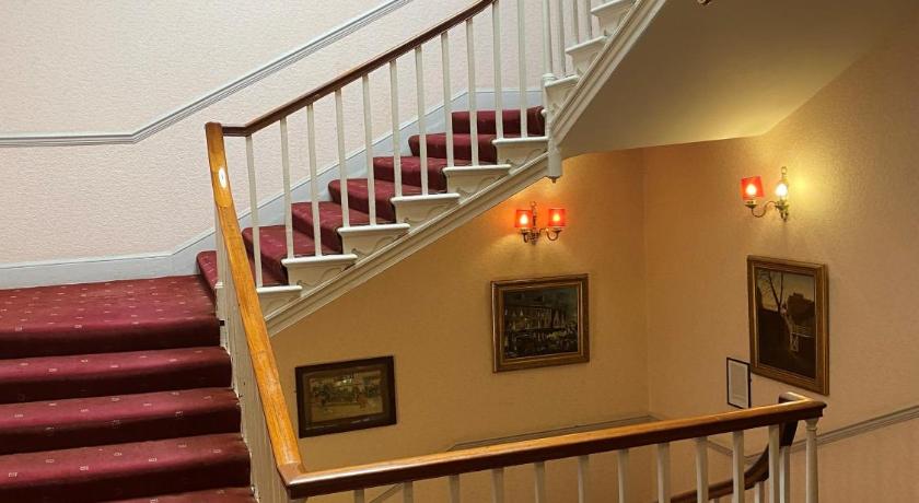 The Royal Victoria & Bull Hotel photo