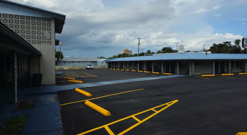 Three Oaks Motel - Titusville photo