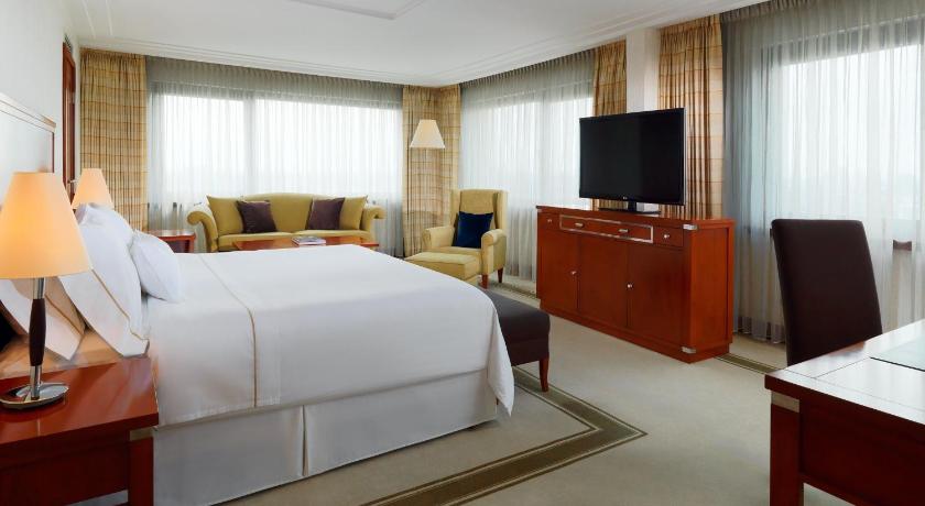 Image of Deluxe Suite, 1 Bedroom Larger Suite, City view 0