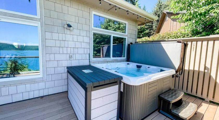 Tahuya Modern retreat w/ stunning views & hot tub 4-Star Accommodation pool