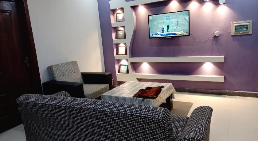 Luxurious Upscale 2Br with backup UPS Acs and wifi photo