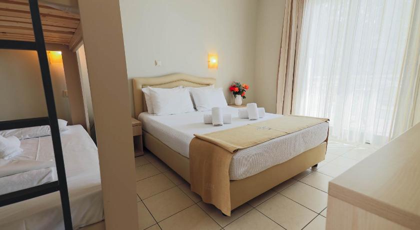 Image of Double Room with Bunk Bed Sea View 3