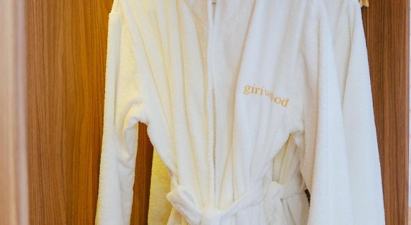 Giriwood Hotel & Villa photo