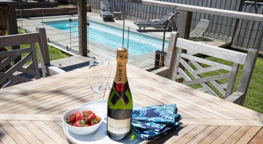 Sorrento Beach House: great location & pool photo