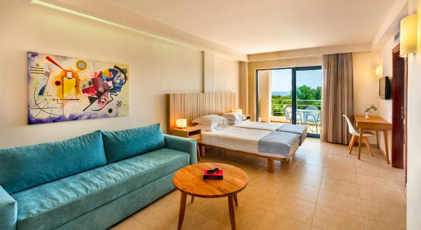Image of Deluxe Family Room with Sea View 4