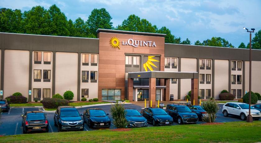 La Quinta Inn & Suites by Wyndham Fayetteville I-95 photo