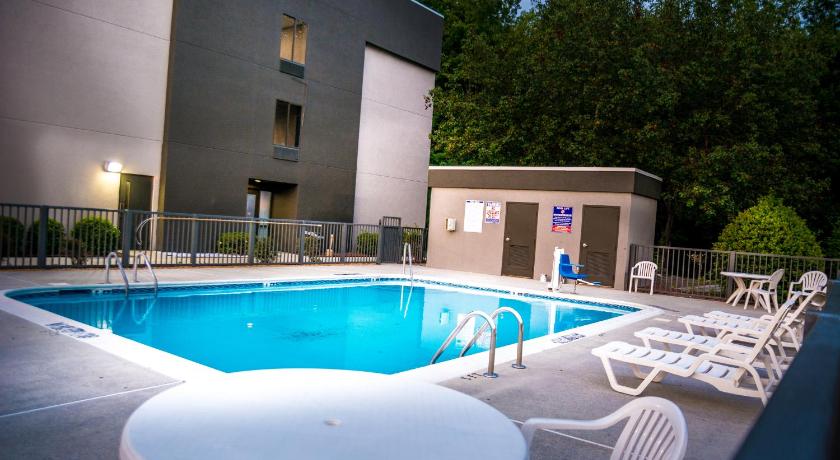 La Quinta Inn & Suites by Wyndham Fayetteville I-95 photo