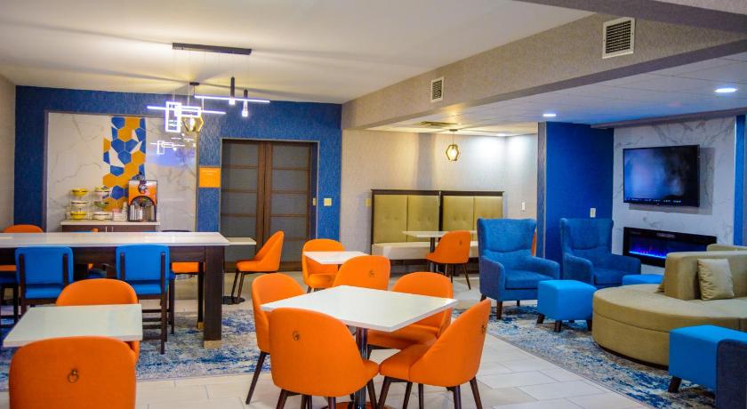 La Quinta Inn & Suites by Wyndham Fayetteville I-95 photo