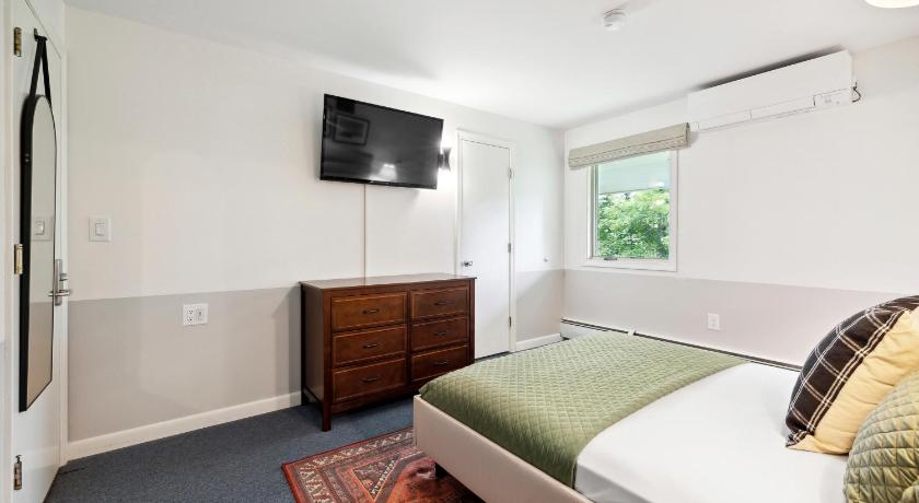 Mountaineer Inn photo