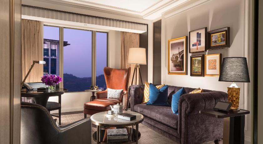 Image of Louis Suite 2