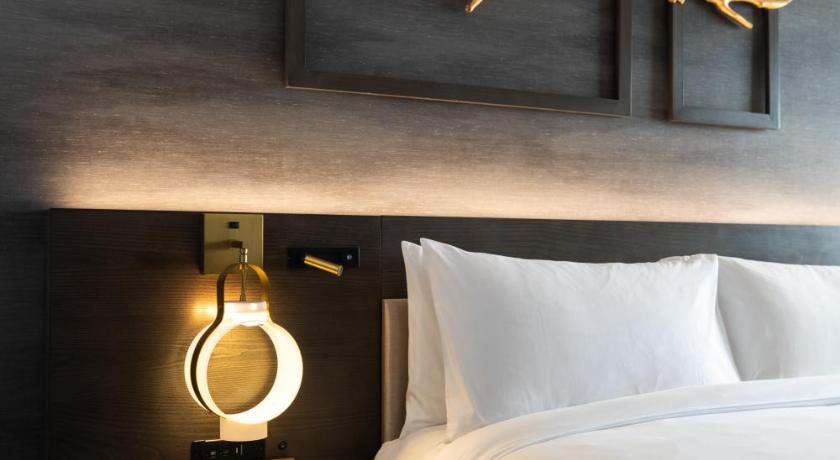 Renaissance Chicago North Shore Hotel photo