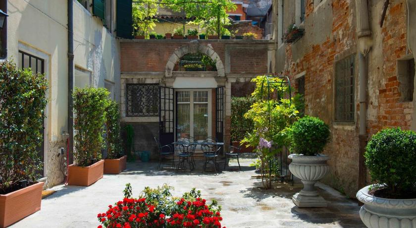 Savoia e jolanda Apartments — Hotel in Venice