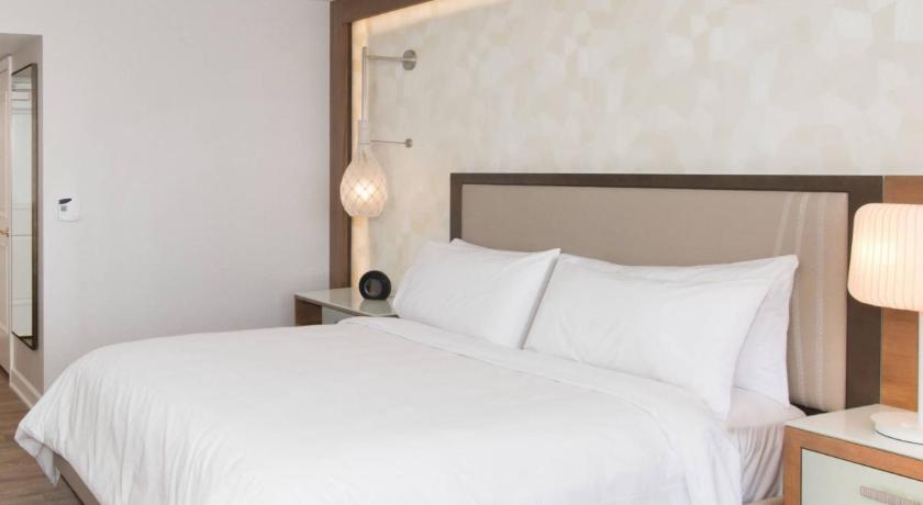 Renaissance Newport Beach Hotel photo