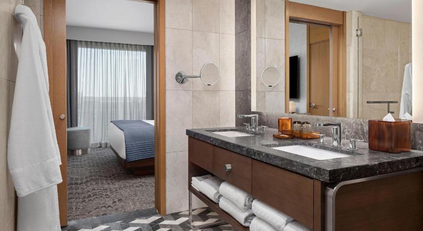 Image of Corner Suite, 1 Bedroom Suite, 1 King, City view 2