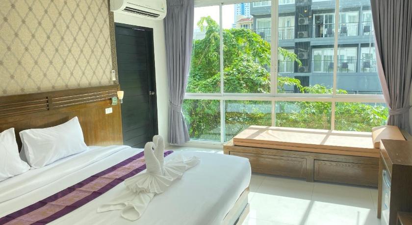 NJ Patong Hotel - image 2
